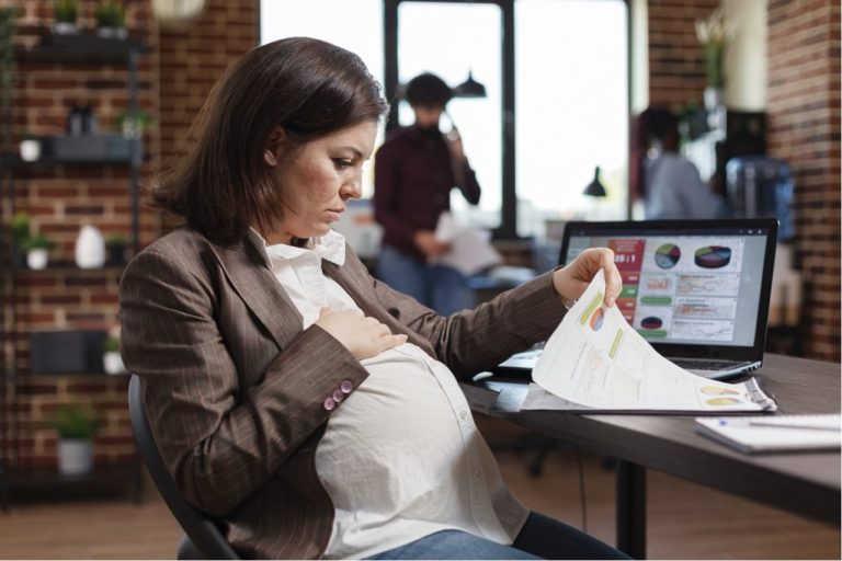 Entendiendo la Discriminación por Embarazo: Tus Derechos como Madre Trabajadora en Los Ángeles